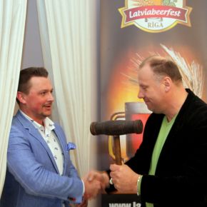 “Latviabeerfest” vadītājs Raimonds Bergmanis nodod pilnvaras Armandam Simsonam
